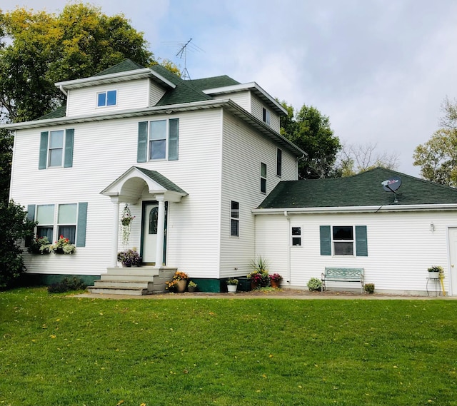 view of front of property featuring a front yard