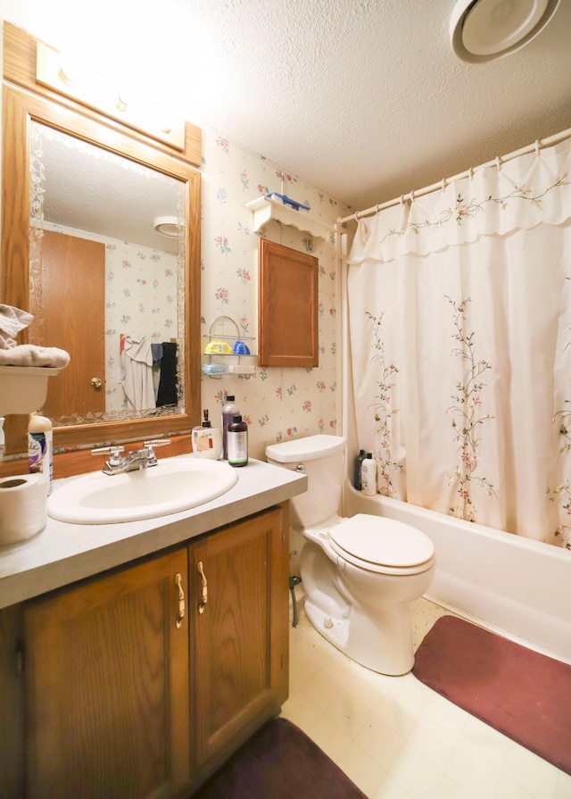 full bath featuring a textured ceiling, toilet, vanity, wallpapered walls, and shower / bathtub combination with curtain