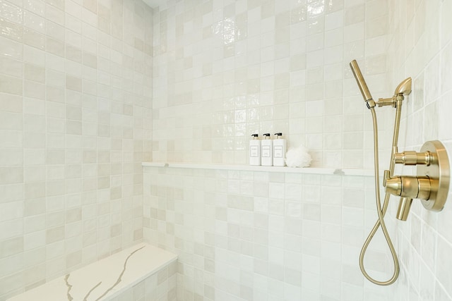 bathroom featuring tiled shower