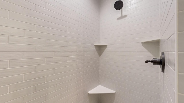 bathroom featuring a tile shower