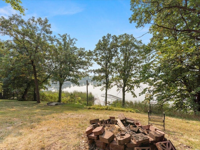 view of yard featuring an outdoor fire pit