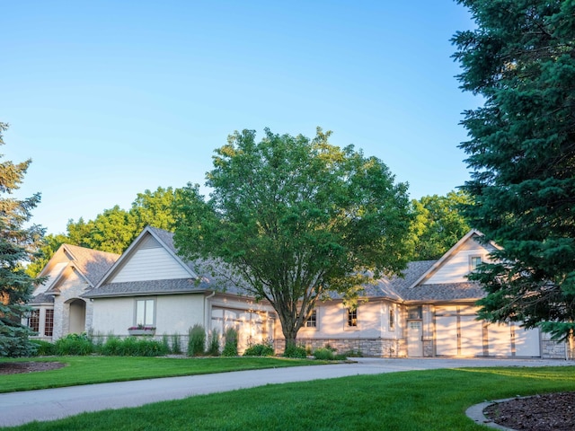 view of front of property featuring a front yard