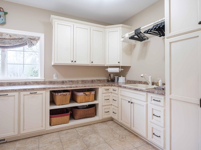 washroom featuring sink and light tile patterned floors