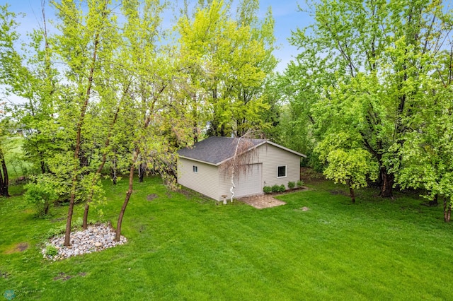 view of yard featuring an outbuilding and a garage