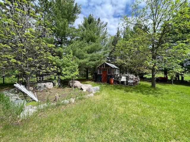 view of yard featuring an outbuilding