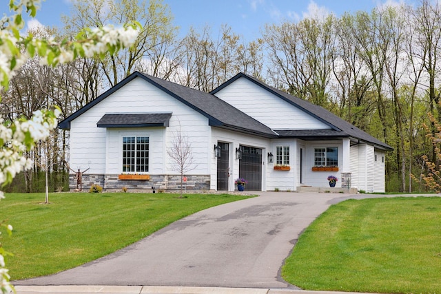 view of front of home featuring a front yard