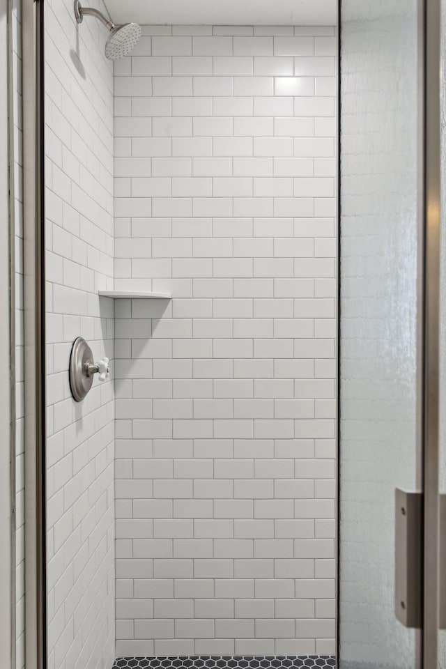 bathroom featuring a tile shower