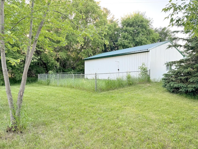 view of yard featuring an outdoor structure