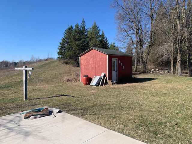 view of shed / structure featuring a yard