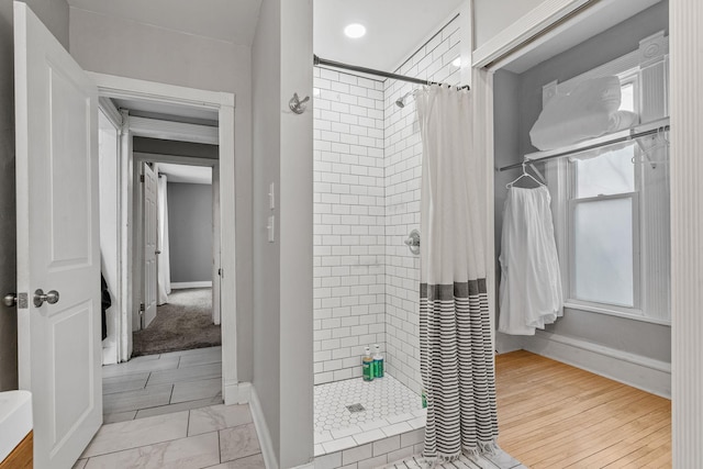 bathroom featuring a shower with shower curtain