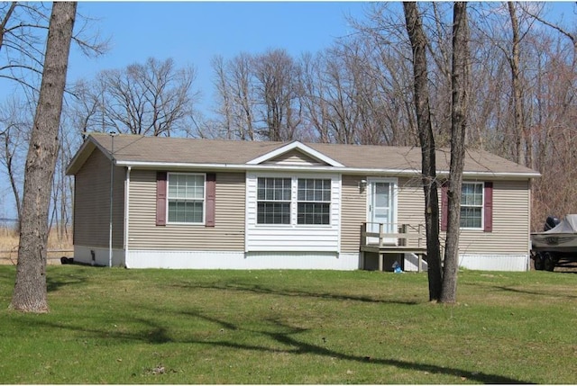 manufactured / mobile home featuring a front yard