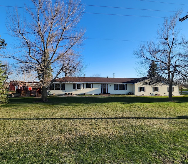 view of front of property featuring a front yard