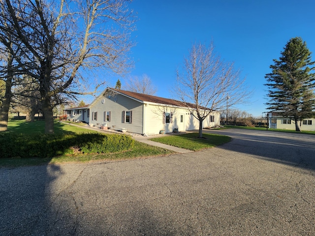 ranch-style house featuring a front yard