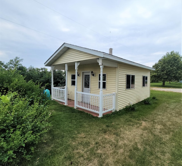 view of front facade featuring a porch and a front lawn