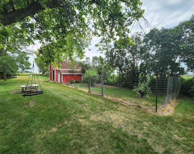 view of yard with an outbuilding