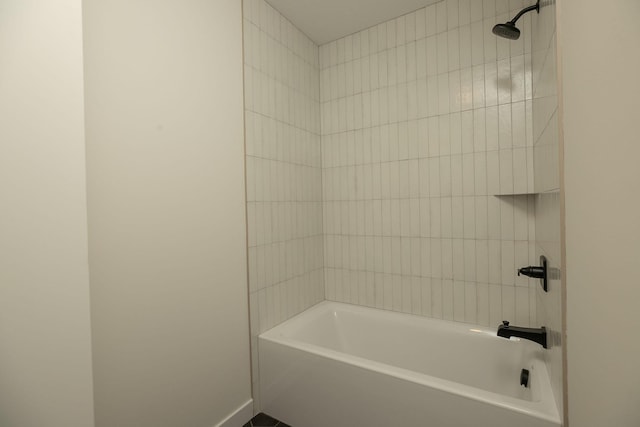 bathroom with tiled shower / bath