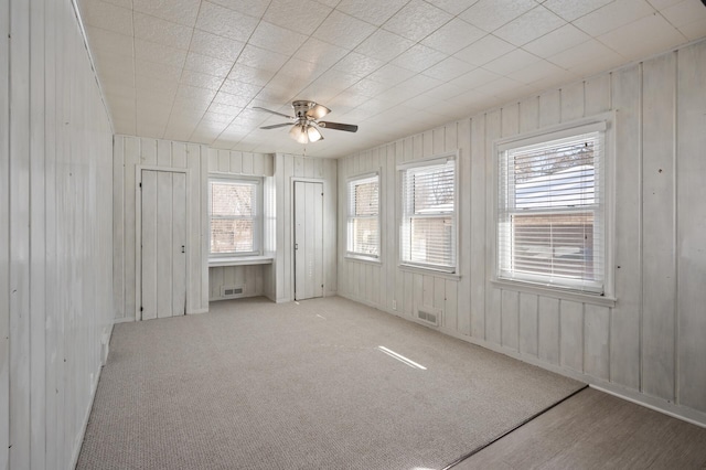 carpeted empty room featuring ceiling fan