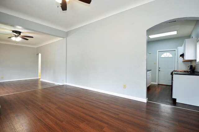 empty room featuring dark wood-type flooring and ceiling fan