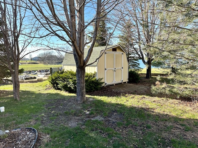view of yard with a storage shed