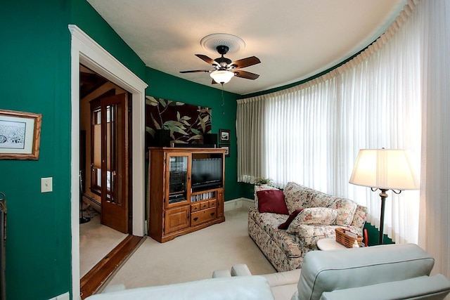 carpeted living room featuring ceiling fan