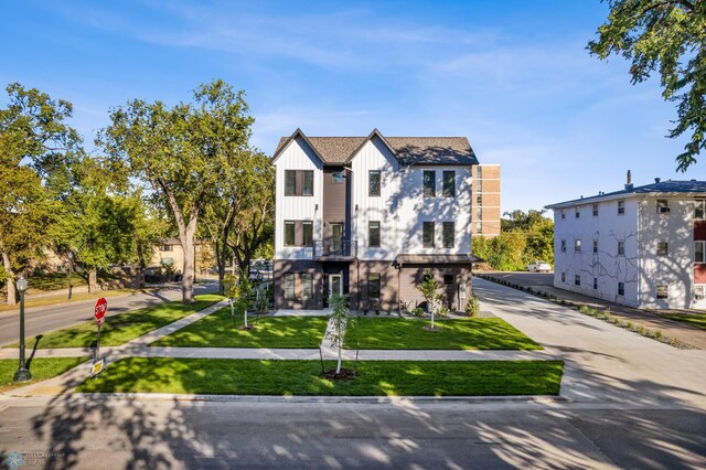 view of front of house with a front yard