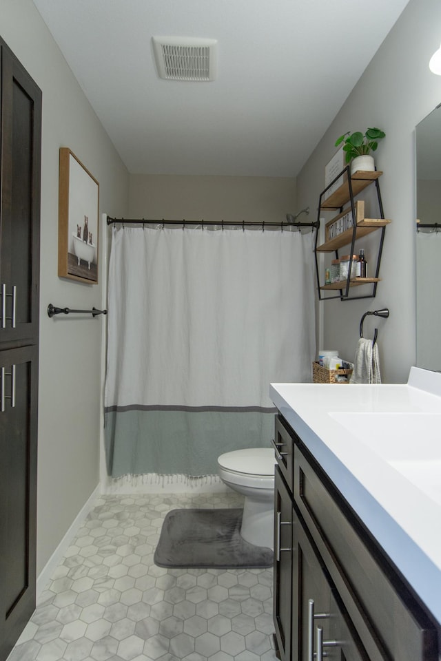 bathroom featuring vanity, toilet, baseboards, curtained shower, and visible vents