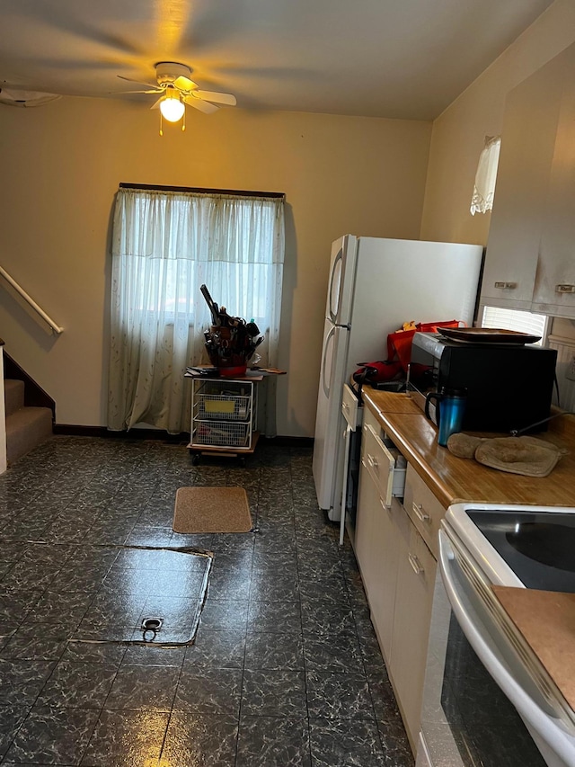 kitchen featuring electric stove and ceiling fan