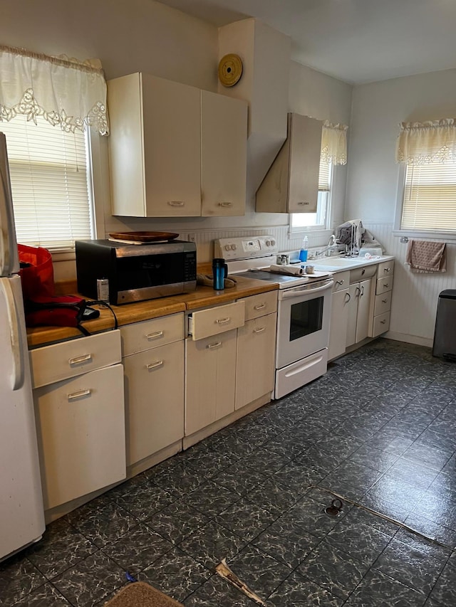 kitchen with sink, backsplash, and white appliances