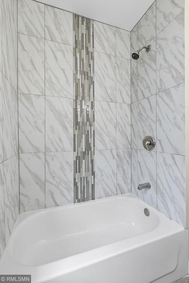 bathroom featuring tiled shower / bath