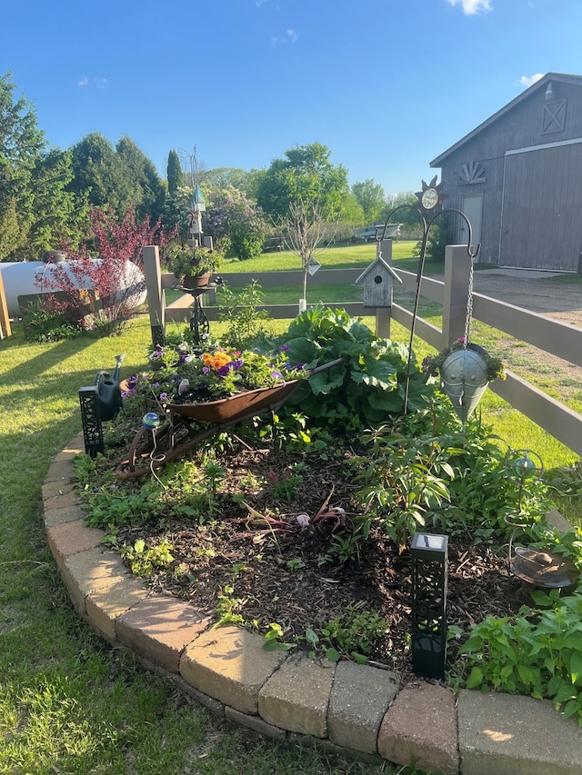 view of yard featuring an outdoor structure