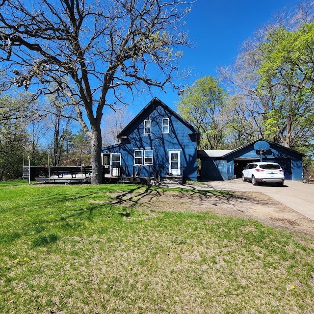 view of front facade with a garage and a front yard