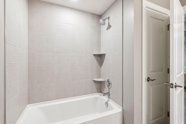 bathroom with tiled shower / bath