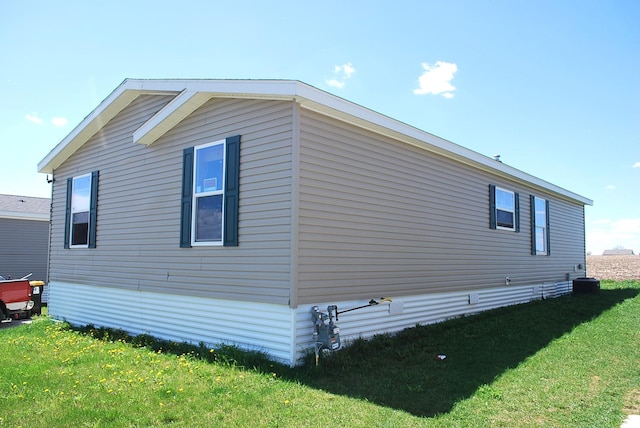 view of side of property featuring a lawn