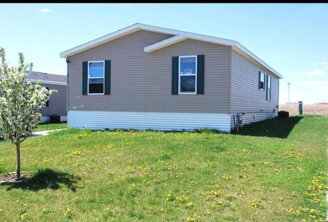 2013 Peregrine Pl NW, Stewartville, MN 55976 - view of side of property with a yard