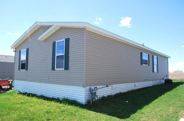 2013 Peregrine Pl NW, Stewartville, MN 55976 - view of side of property with a yard