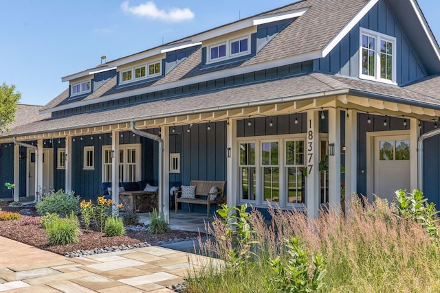 view of front of home featuring an outdoor hangout area