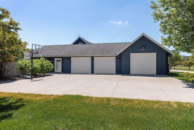 view of front of property featuring a front yard and a garage