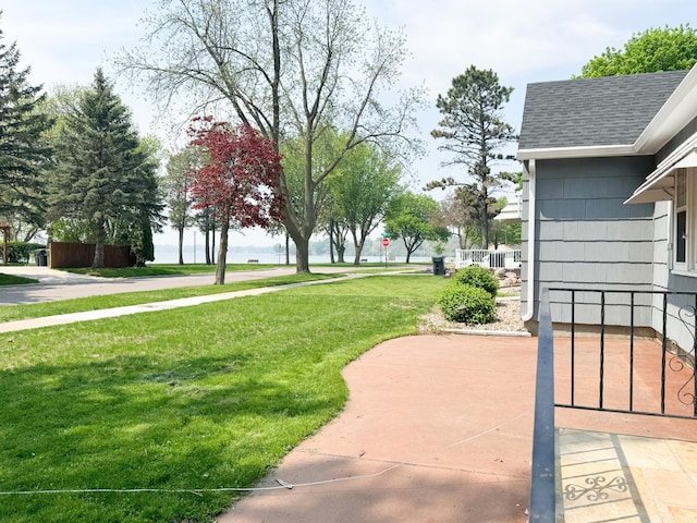 view of yard featuring a patio