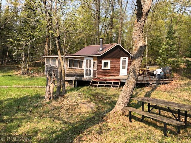 view of front facade featuring a deck and a front yard