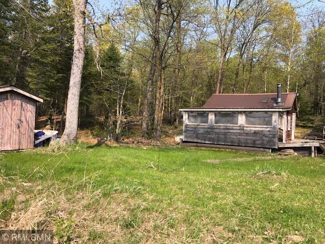 view of yard with a storage shed