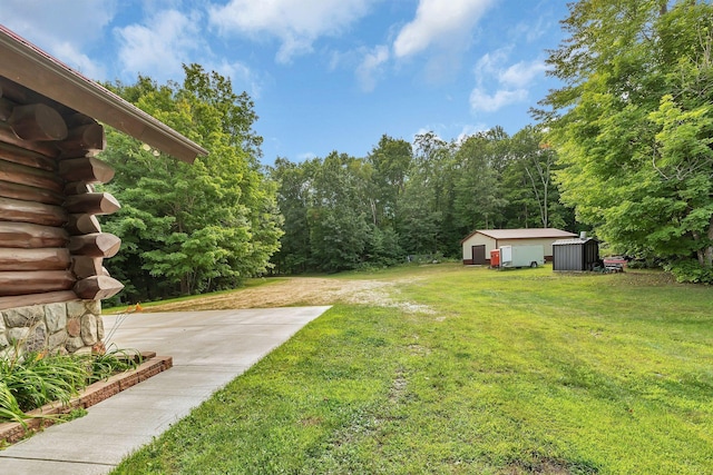 view of yard with an outdoor structure