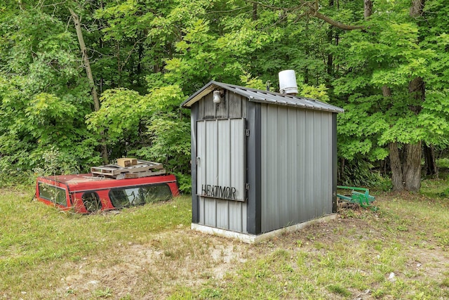 view of outdoor structure featuring a yard