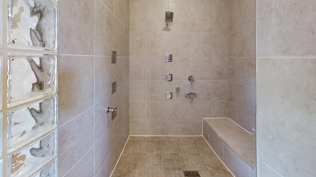 bathroom featuring tiled shower