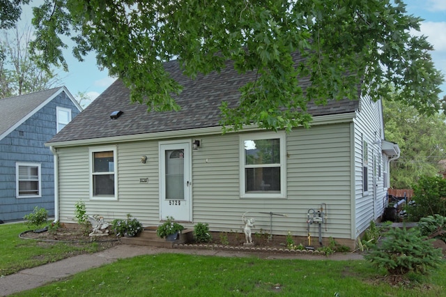 cape cod-style house featuring a front lawn