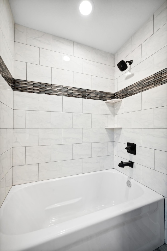 bathroom with tiled shower / bath