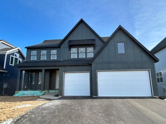 view of front facade featuring a garage