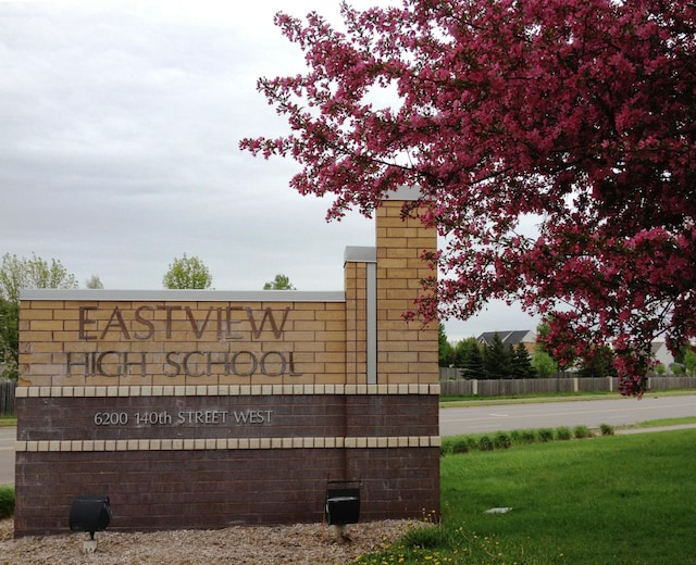 community sign featuring a yard