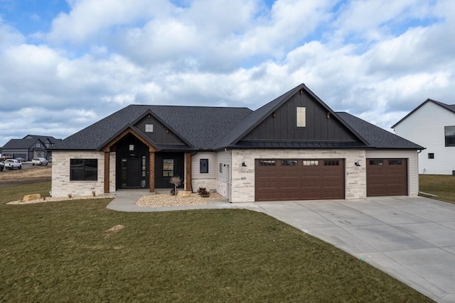 view of front of property featuring a front lawn and a garage