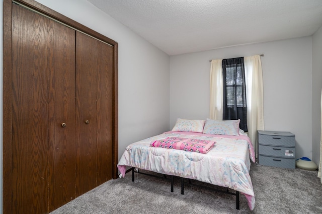 bedroom featuring carpet, a textured ceiling, and a closet