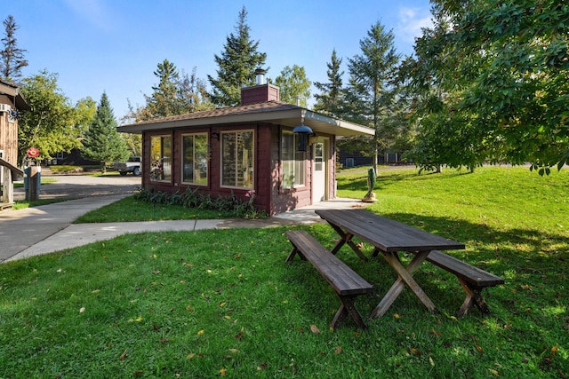 view of property's community featuring a yard